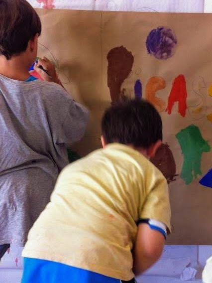 niños pintando. trucos y consejos para hacer manualidades con niños en casa